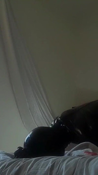Laura สวมชุด latex catsuit กับรองเท้าส้นสูง โดนเย็ดโหดและเย็ดคออย่างรุนแรง