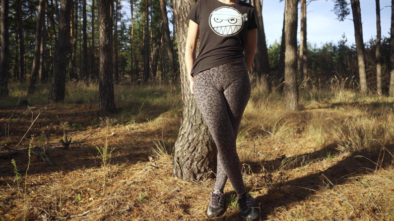 Teasecombo 4K: Mädchen neckt draußen ihren großen cameltoe in Leopard leggings