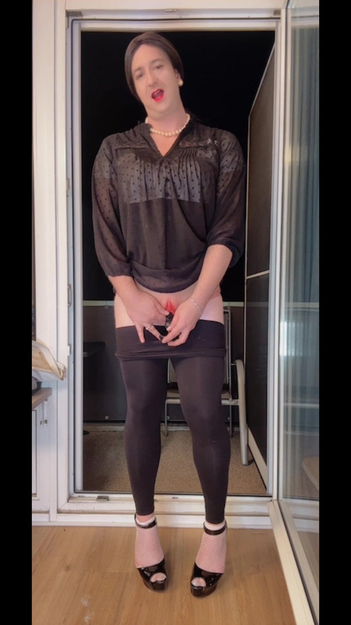SissyDaniella: Sissy neckt und reitet mit dildo auf dem balkon