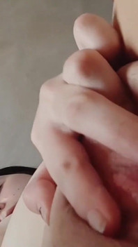Grandota chica masturbándose en habitación de madrastra
