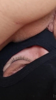 Moje mladá bohyně mi klouže po tváři