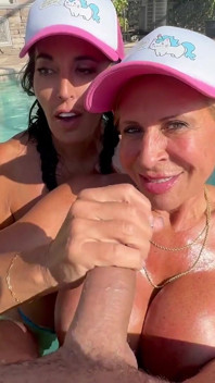 Abi James & Sunni Daize Give Memorable Tandem Blowjob