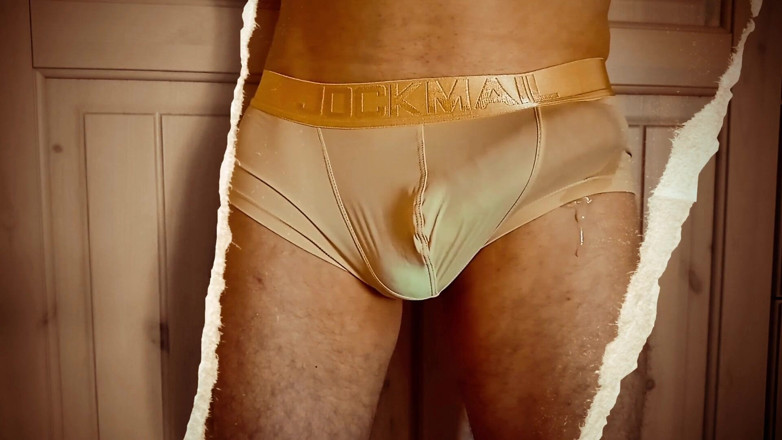 TheOldBigThing: 공공 장소에서 금지된 터치. 라이크라 바지 안에 짐을 언로드할 때 그의 도구는 욱신거리고 있습니다.