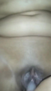 Sri Lankalı karım yapay penis gibi oyuncak oynuyor