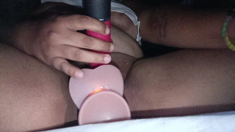 Stepmom_with_big_tits: La matrigna si masturba fino all'orgasmo.