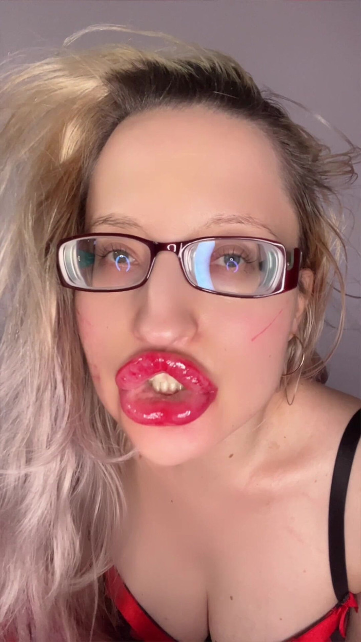 FinDom Goaldigger: La mia bimbo grandi labbra rosse e potenza del rossetto