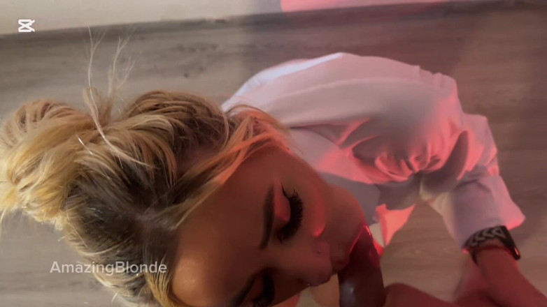 Amazing Blonde: Thuis pijpbeurt in een open shirt van sexy vriendin