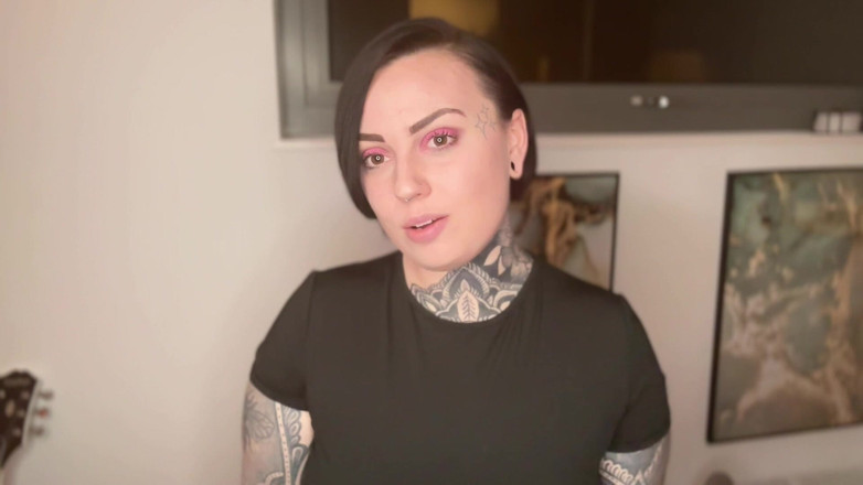 Miss Valentina: Cho tôi xem chiếc quần lót đó