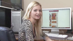 ATKIngdom: Malá blondýnka masturbuje