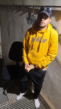 Derleme. ve gece boyunca terk edilmiş bir binada kamera