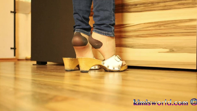 KimisWorld: ぶら下がる誘惑 - エスパドリーユと木製サンダルのフットプレイ