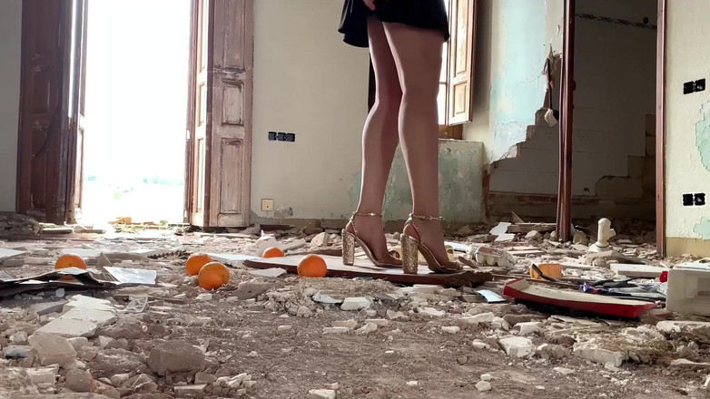 DINA LIGHT: Zdrobită sub tocuri