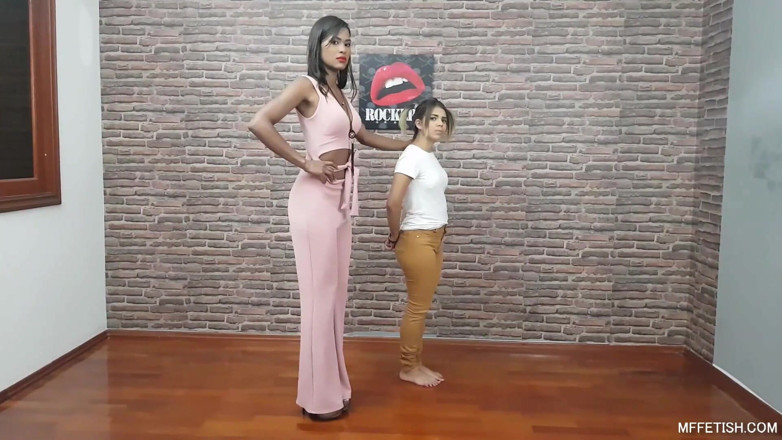 Sapphic Latinas: Za namiętne indyjskie pocałunki