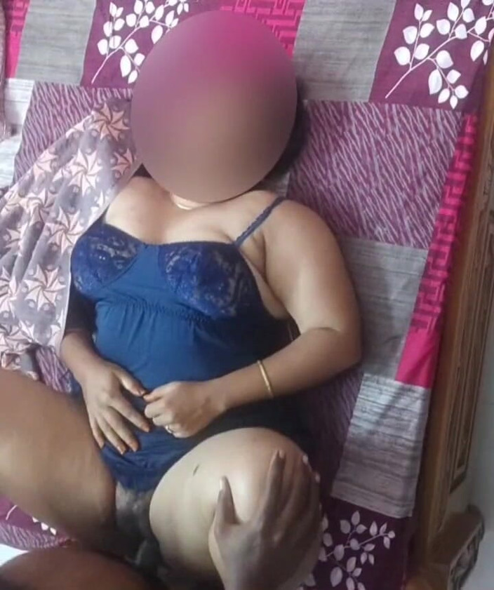 Black & white desicat: Desi Boudi panas dengan tetek besar berair melantun seks creampie...
