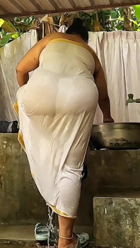 शानदार भारतीय भाभी नहाते हुए पूरी तरह से नग्न आउटडोर अपनी संपत्ति दिखा रही है