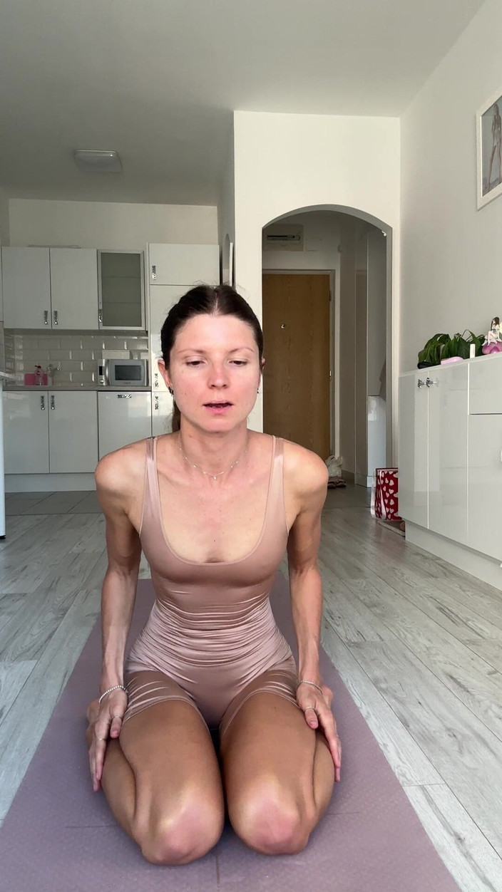 Gina Gerson: 自宅での裸のヨガ
