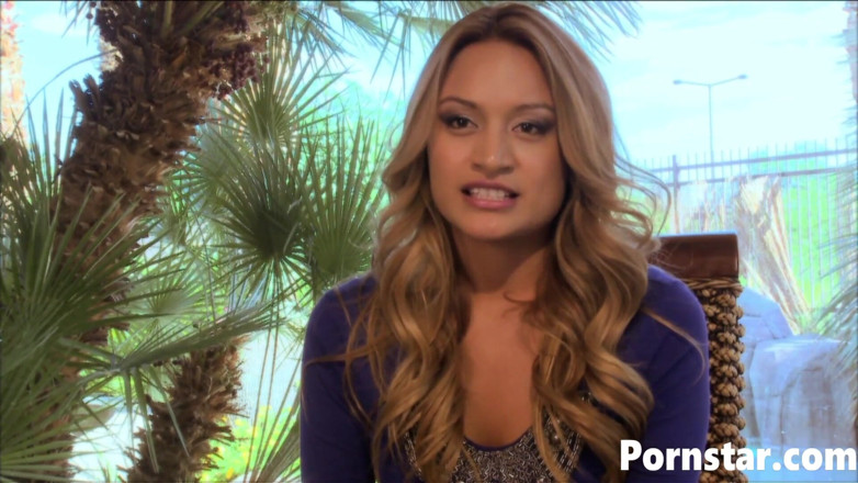 Pornstars: La sexy natalia rhodes viene sditalinata e squirta forte