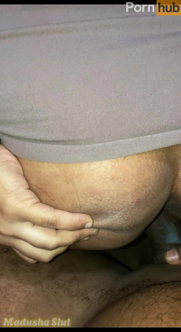 Tiyana: 年轻的自制女孩在阴户里性交