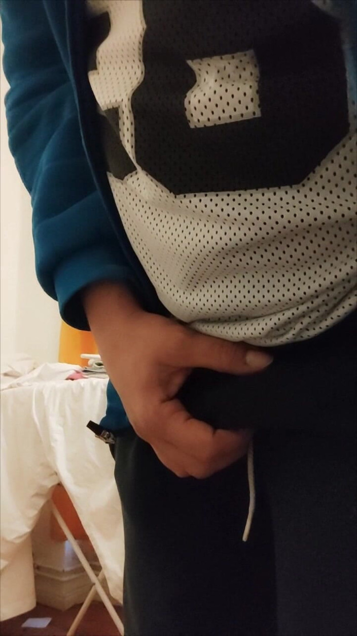 SmokedAlloy2: Dirtyjunkbro chcaní v posteli a čichání ponožky