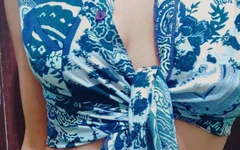 Ateşli yenge güzel vücudunu yıkıyor ve banyoda mastürbasyon yapıyor