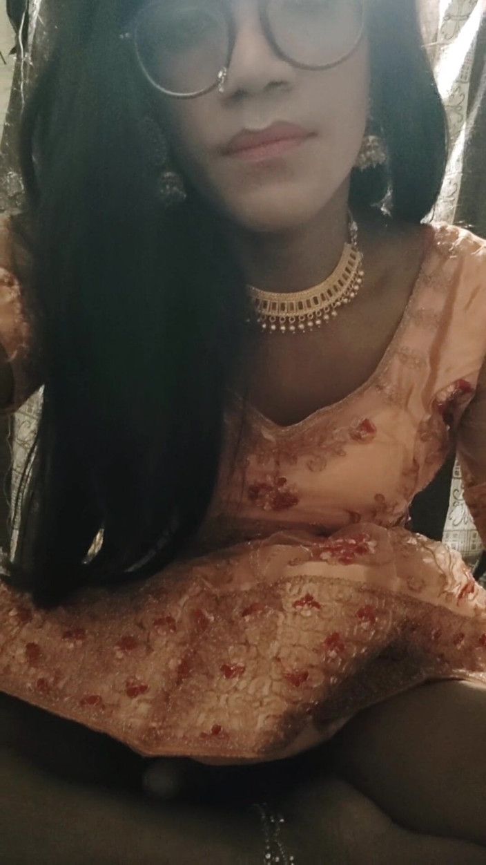 Keerthanakeerthi95: Desi indiana shemale sborra in lehanga tradizionale e mangiare il...