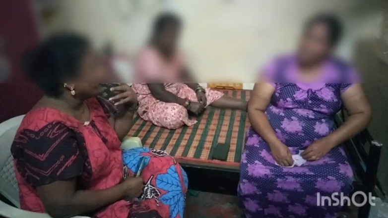Tamil lesbian: スリーおばさんホットディスカッション