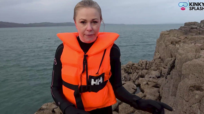 UKCuteGirl Lucy Lauren: Wetsuit e Lifejackets Lucy's Freezing Compar compar