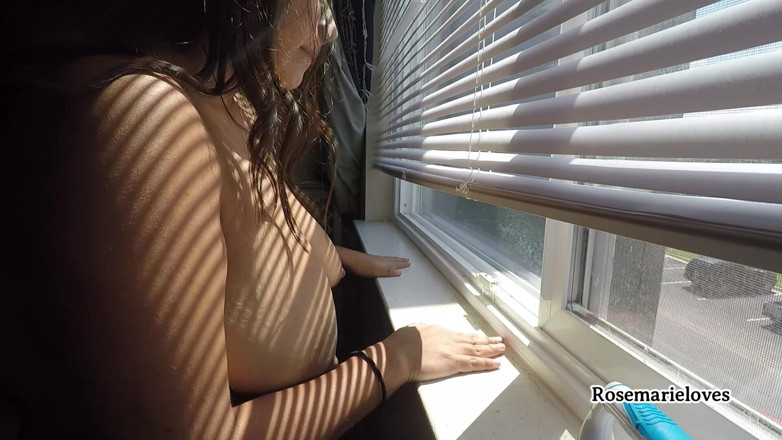 RosemarieLoves: ASMRの窓を掃除する率直なMILFのトップレス