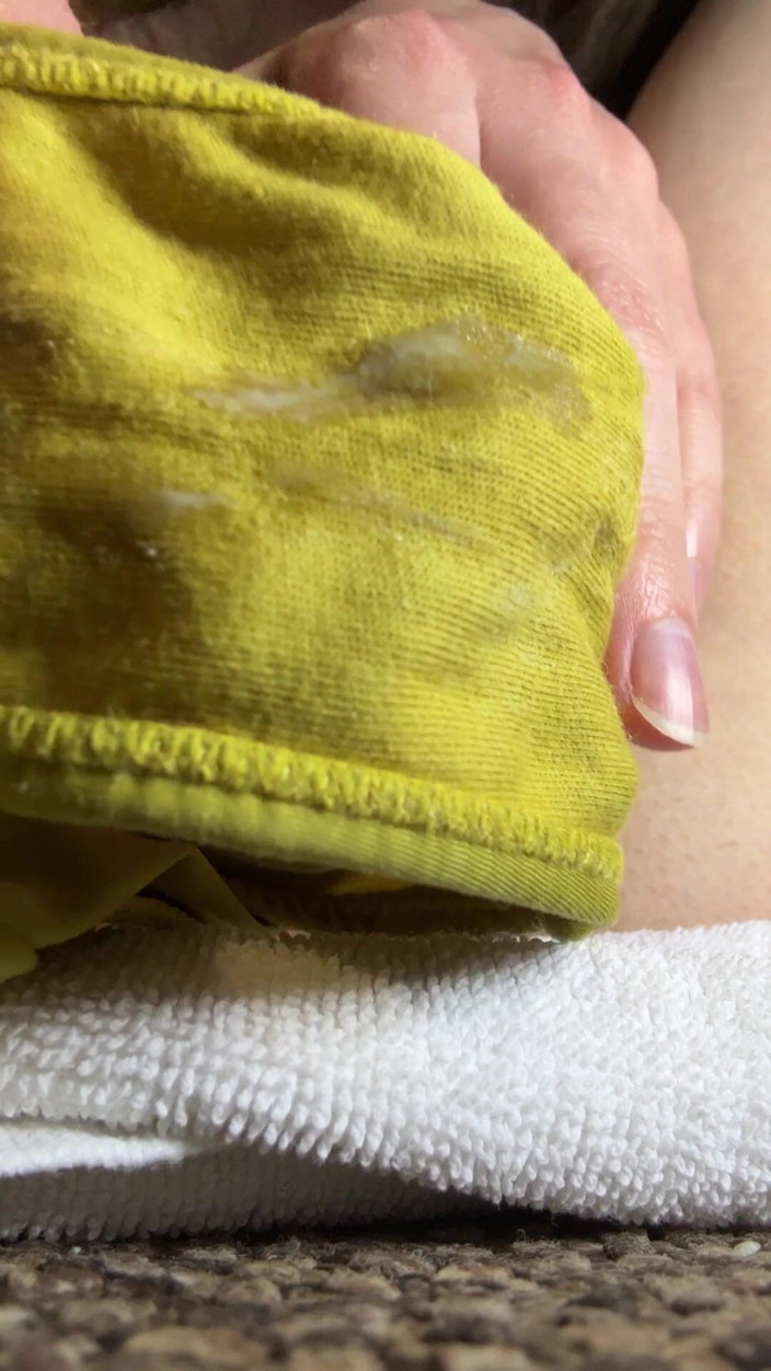 JuliaVeil: Day Without Wash - buceta peluda coberta de smegma e creme...