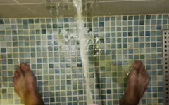 Pissen met hete Urine onder de douche is lekker!