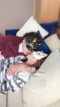 Na pohovce v místnosti pro aféry si oba vášnivě políbí a začnou mít sex, aby sdíleli svou hlubokou lásku.