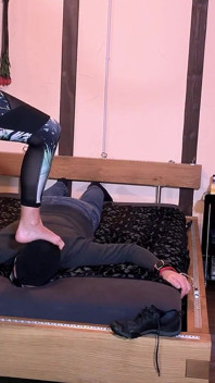 Terli spor ayakkabı hakimiyeti: itaatkar çoraplı köle kokan çoraplarıma ve fitness ayaklarıma öğürüyor