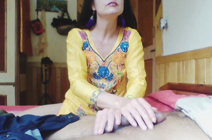 Bolly Karma: Sexy milf adventure fantazie kolem přírodního BBC