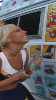 Cheerleader carina viene rimorchiata e sbattuta da un cazzo duro