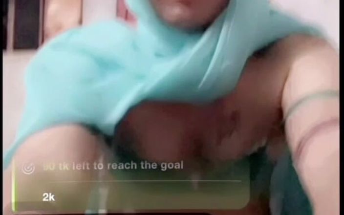 Jasiya: Por favor hazme tu obediente mariquita, masturbarme.