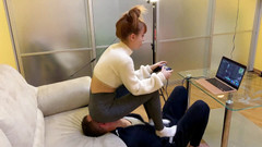 Petite Princesses Femdom: レギンスを着たゲーマーキラは、プレイ中に椅子の奴隷を使用します