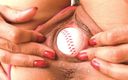 Argentina Latina Amateurs: Une amatrice latine en mini-jupe joue au baseball dans sa...