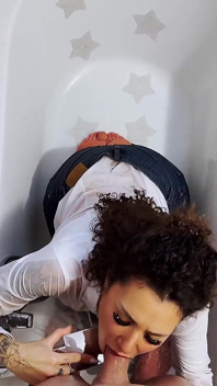 Effe Ragazza Italiana Fa Un Pompino Vestita Nella Vasca Dopo Che Gli Ha Squirtato in Bocca E in Faccia!