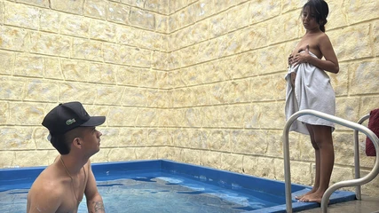 Ma demi-sœur me surprend en train de fourrer ma grosse bite dans un trou dans la piscine et on finit par baiser.