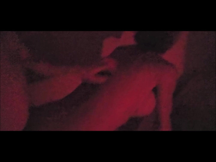 SilverFux: Nadržený chlap šuká zralou šlapku v Seedy Red Room.