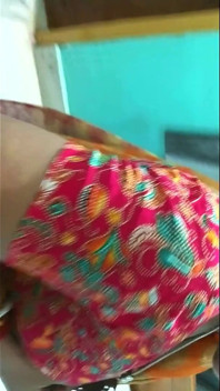 Дели бхабхи носит Saree для функции, но бойфренд постучал дверь и жестко трахнул в задницу и рот