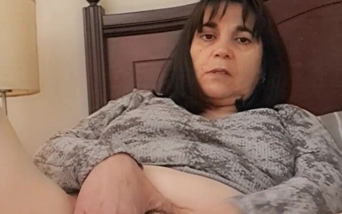 Mommy big hairy pussy: Tante bahenol ini lagi asik muasin memeknya pakai dildo dan...