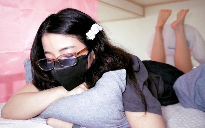 Hina-chan: 페이스 북 라이브 스트림 동안 영어 수업하지만 보이지 않는 사람이 나를 만지고있다!