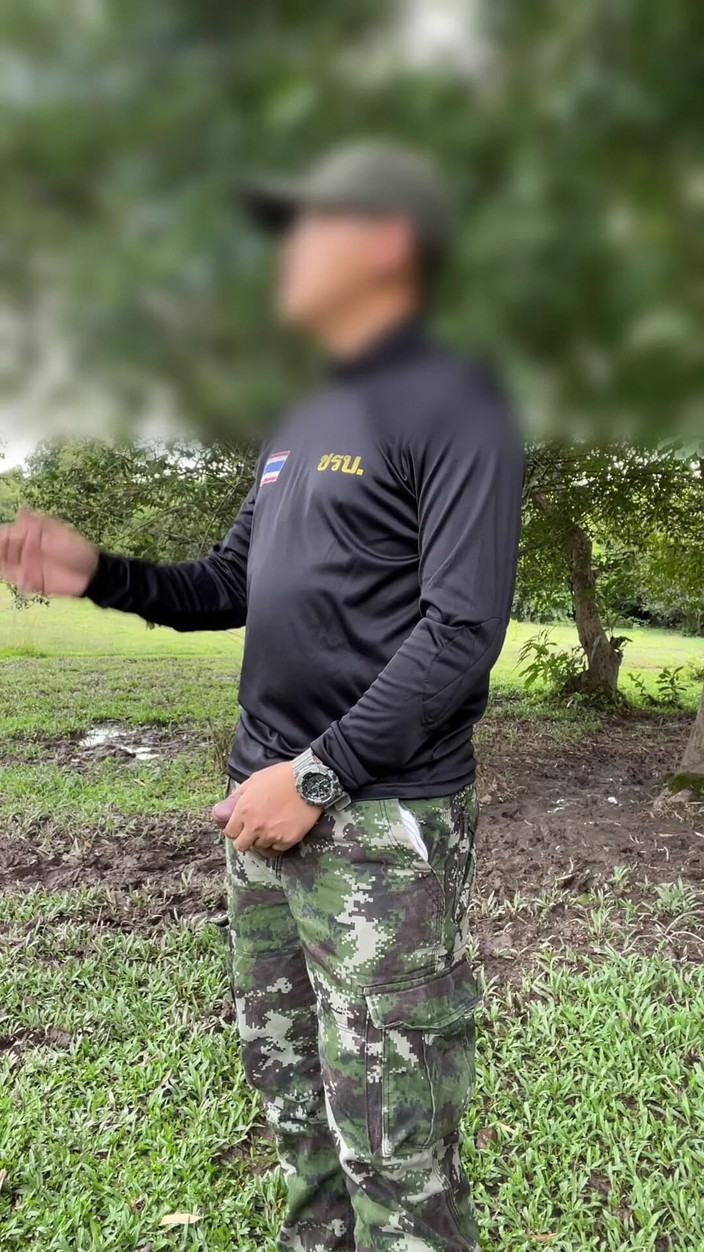 Hiroshi_cr: Un soldado del ejército se masturba y se corre