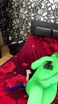 Joc complet cu jucării în înveliș zentai. Tachinare cu vibrator cu pulă mare și neagră, palme de pizdă și fumat prin nailon