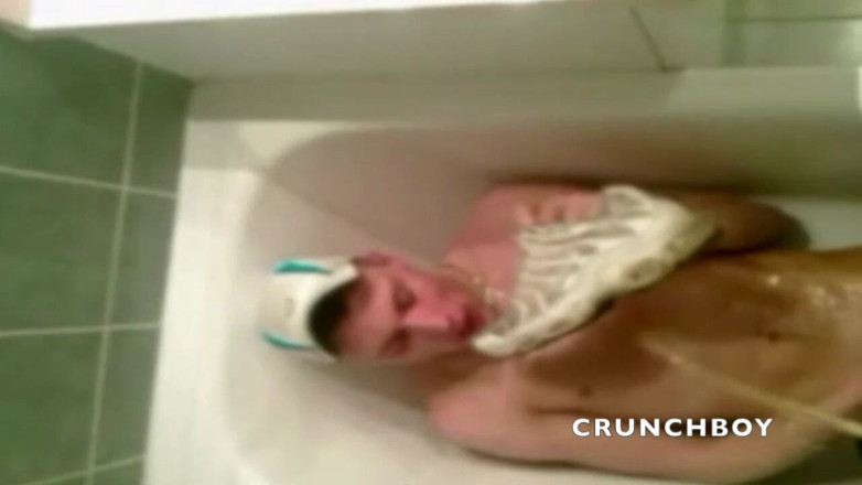 Sneaker gay: Sexy opíchaný chlapec chčije a tenisky čichá v koupelně