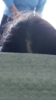我的女友冒险舔我的阴户，而她的妈妈洗地板