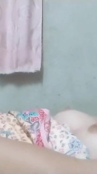 Recebendo orgasmo da buceta fodida por garrafa