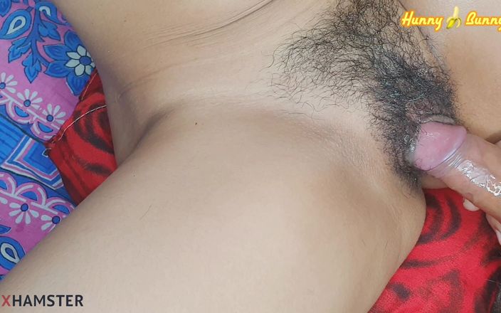 HunnyBunny: Ateşli Hintli genç kız bir yabancıyla misyoner tarzı sikişiyor