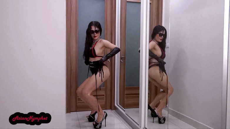 Asian Goddess: Vícevrstvý striptýz